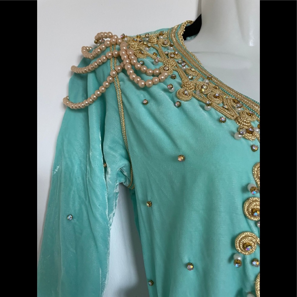 Light blue velvet kaftan with gold embroidery - Picture 4 of 8